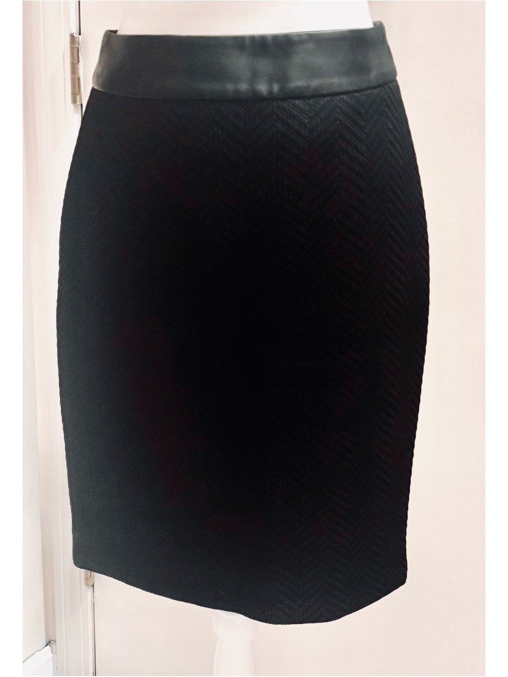 Banana Republic Textured Black Pencil Skirt Smooth Faux Leather Waistband NWT-6
